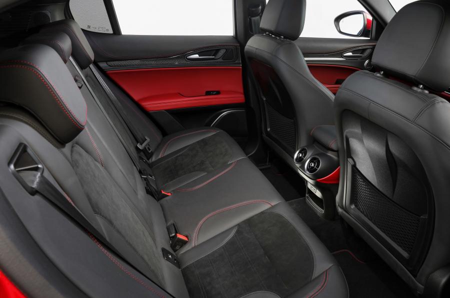 Интерьер Alfa Romeo Stelvio Quadrifoglio (949) 2019 года  (AU) (фото 7 из 34)